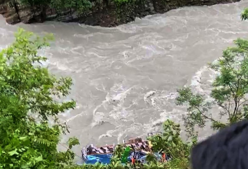 मर्स्याङ्दीमा बस खस्यो, १४ जनाको मृत्यु, सेनाको हेलिकप्टर पुग्यो दुर्घटनास्थल 