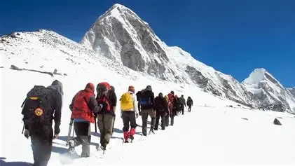 हिमाल आरोहीको सुरक्षाका लागि बोर्डद्वारा उद्धार सामग्री हस्तान्तरण