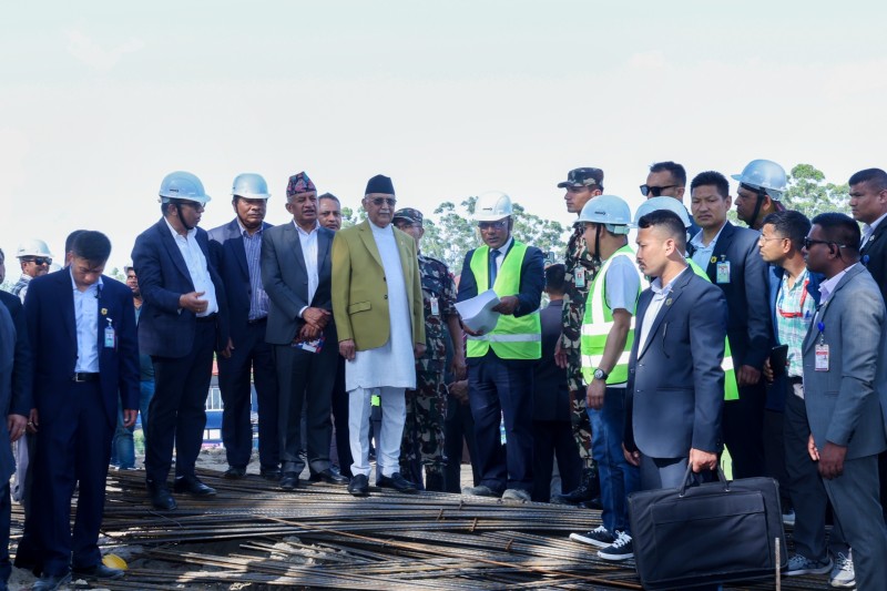 निर्माणाधीन त्रिवि क्रिकेट रंगशालाको निरीक्षणमा पुगे प्रधानमन्त्री