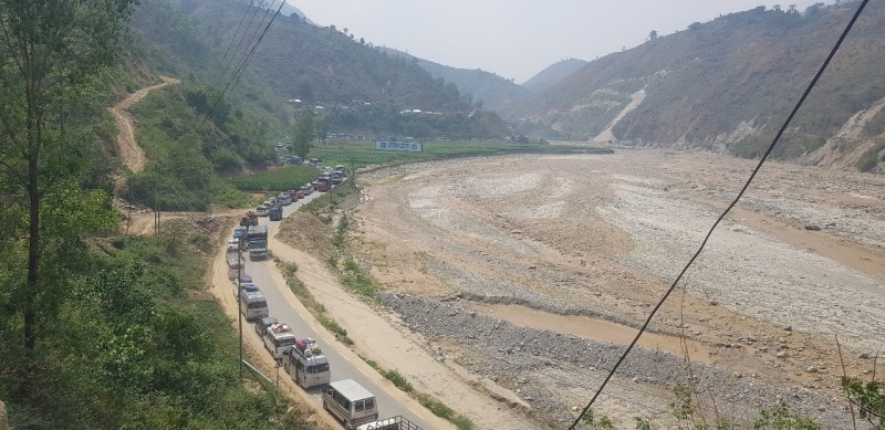 बिपी राजमार्गमा रातको समय यातायात सञ्चालनमा रोक 