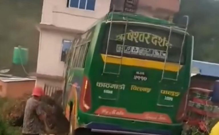 मकवानपुरमा बसको ठक्करले ३ जनाको मृत्यु, ३ जना घाइते