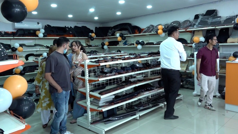 ईभी सवारी साधनहरु लक्षित अटो पालर्स शोरुमको उद्घाटन