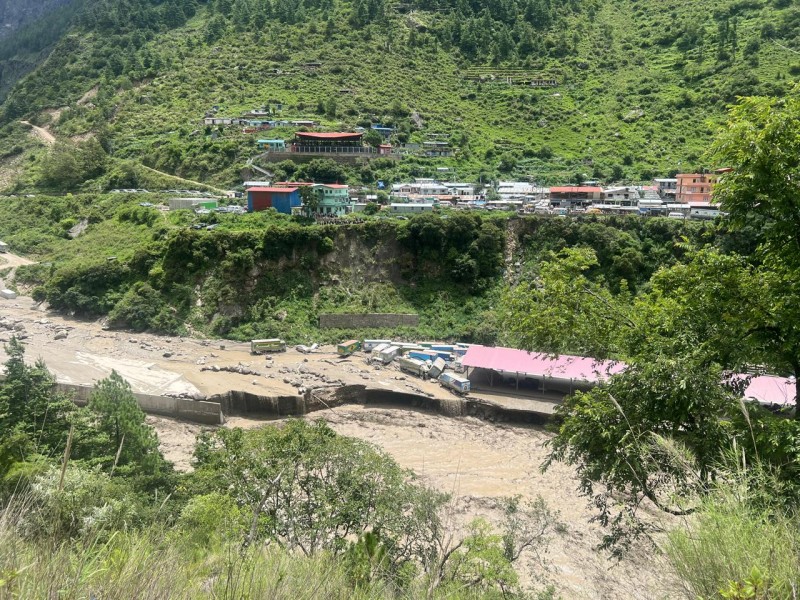 २५० मेगावाट विद्युत उत्पादन बन्द भएको छ भने ३५० मेगावाट क्षमताका आयोजनाको निर्माण कार्य रोकिएको छ ।