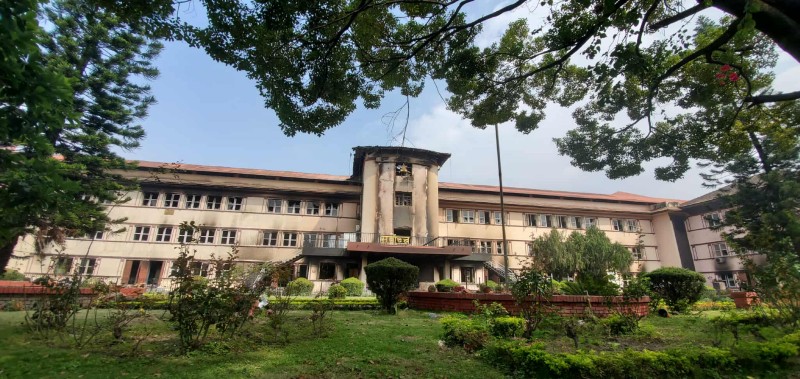 अदालतमा आगो लाग्दा खुसी व्यक्त गरेका वकिललाई इजलासमै न्यायाधीशको कडा प्रश्न, बहसका क्रममा बेहोश