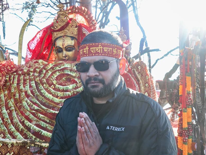 श्रीपञ्चमीमा पाथीभरा दर्शन गरे झापा–५ का उम्मेदवार बालेन शाहले