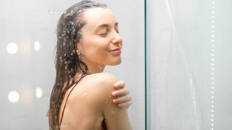 दिनहुँ तातो पानीले नुहाउँदा के हुन्छ ? 