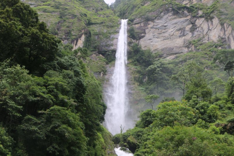 आहा ! फुङ्फुङ्गे झरना
