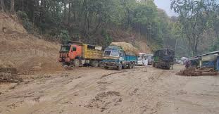 दाउन्नेमा सडक चिप्लो हुँदा बुटवल–नारायणगढ सडक अवरुद्ध