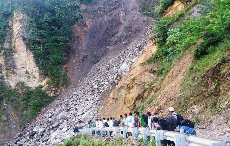 फेरि अवरुद्ध भयो कर्णाली राजमार्ग 