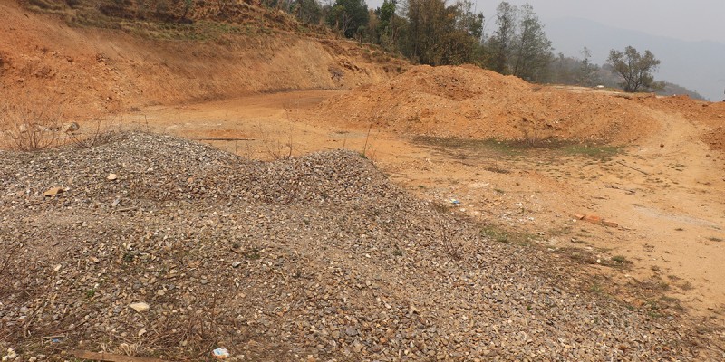 ठेकेदारको लापरबाहीले पाँच वर्षदेखि अलपत्र कोट अस्पताल