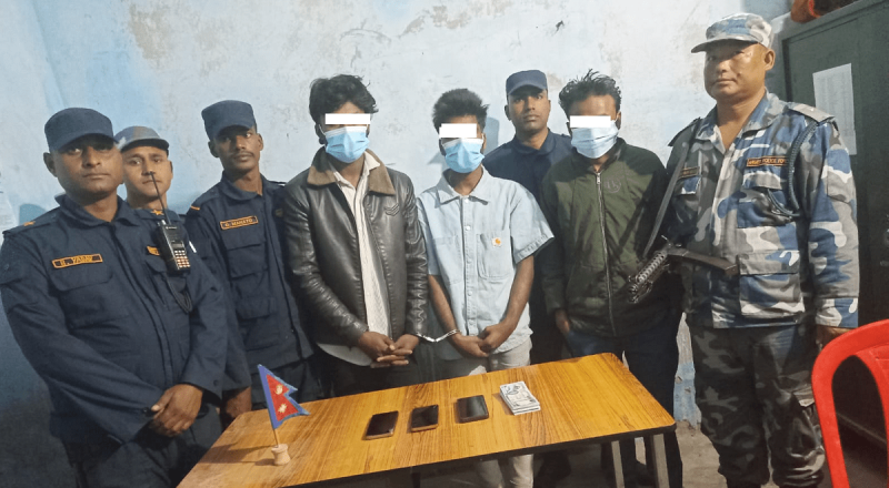 नक्कली नोटसहित तीन युवक पक्राउ