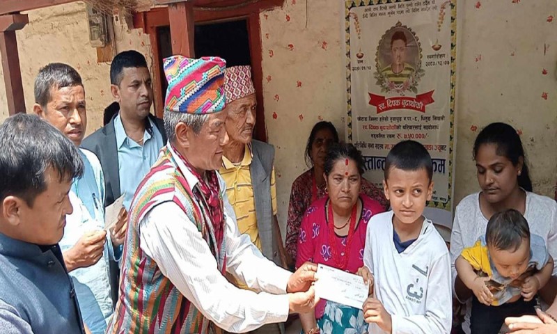 दुबईमा ज्यान गुमाएका दीपकको परिवारलाई आर्थिक सहयोग