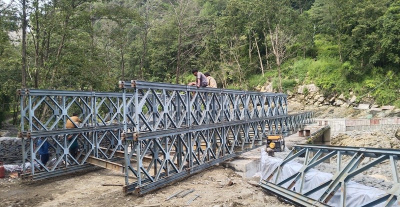 मकवानपुरको कुलेखानी सिमखोलमा बेलिब्रिज जडान कार्य तीव्र, साउनभित्रै सञ्चालनमा ल्याउने तयारी