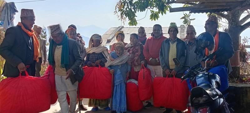 ज्येष्ठ नागरिकलाई न्यानो सिरक वितरण