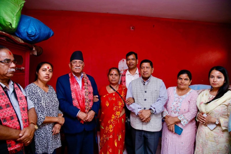 अध्यक्ष प्रचण्ड सहिद परिवारको घरमा