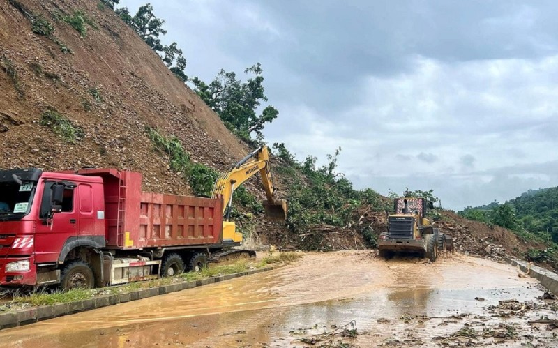 गुल्मीमा लगातारको वर्षाले तीन मुख्य सडक अवरुद्ध, जनजीवन प्रभावित