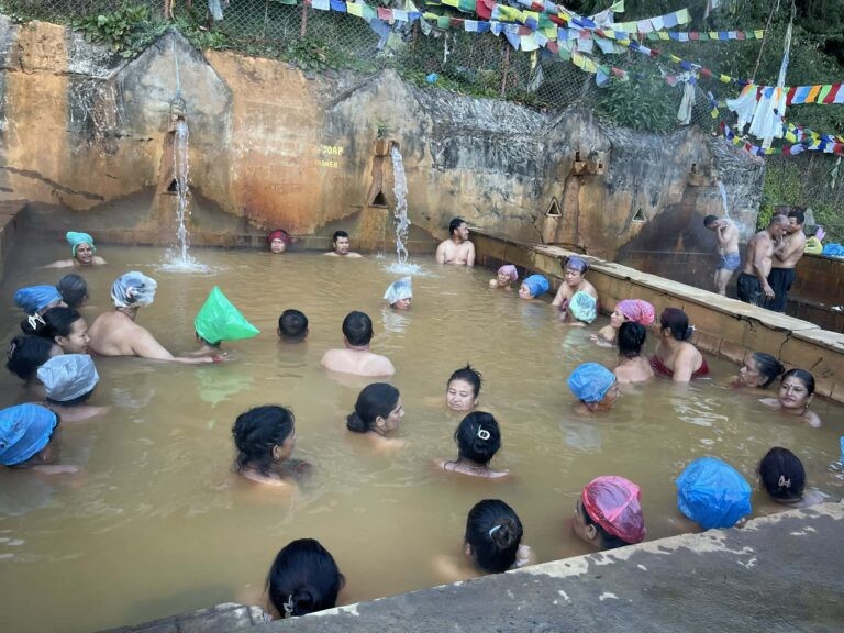 रसुवामा तातोपानी पुनः पलाएपछि नुहाउनेको भीड 