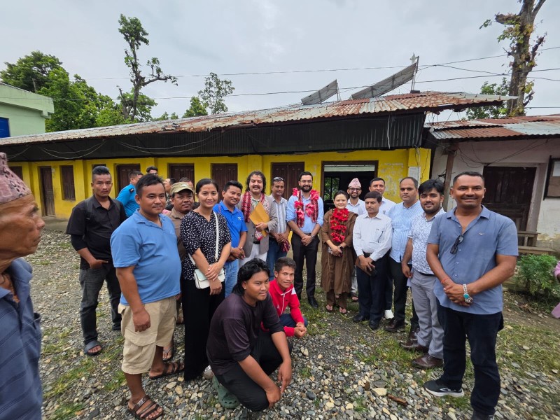 चेपाङ समुदायका बालबालिका अध्ययनरत विद्यालयको शिक्षामन्त्रीद्वारा अनुगमन