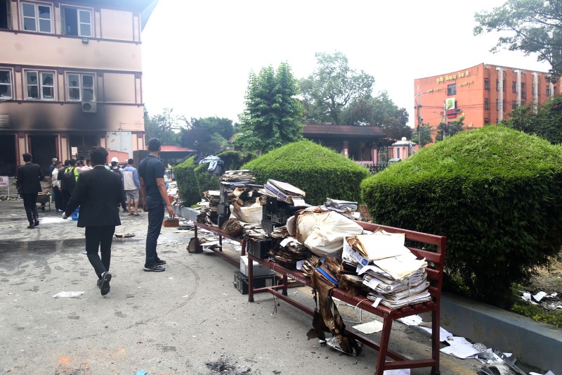 जलेर नष्ट हुन बाँकी रहेका सर्वोच्च अदालतको कागजपत्र र फाइलहरु सङ्कलन