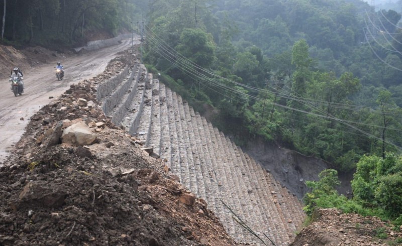 गुल्मीको आँपचौर–शान्तिपुर सडक धमाधम स्तरोन्नति हुँदै
