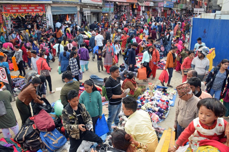 तिहार नजिकिँदै गर्दा बजारमा किनमेल गर्नेको चहलपहल बढ्दै